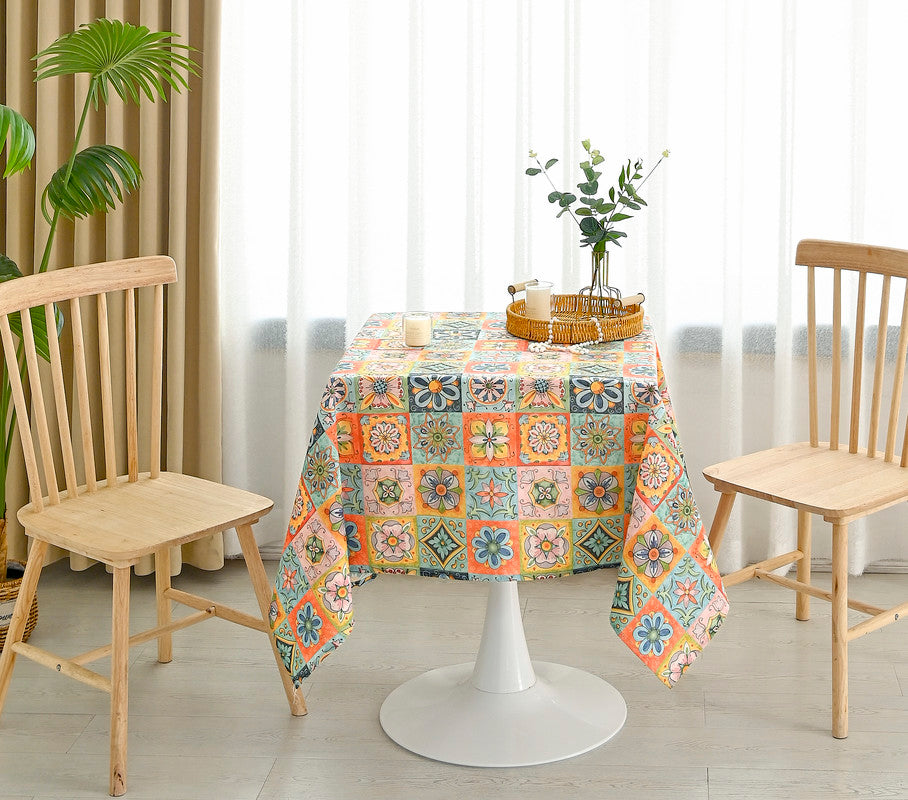 TOALHA DE MESA ANTI-NÓDOA  COM ESTAMPA  DE FLORES VARIADAS QUADRADA - BOD HOME